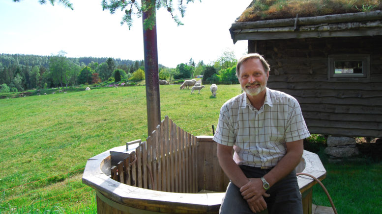 Odd Arild Svaland sittende på kanten av badestampen