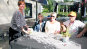 Gunn Elisabeth Slettene serverer gjester på Hagen Café